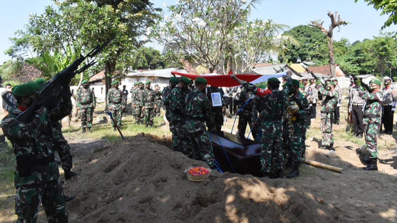 Upacara pemakaman Sertu Mashud anggota Kodim 0825 Banyuwangi yang gugur saat melaksanakan tugas sebagai anggota Satgas Teritorial Kodam XVI/Pattimura (foto:istimewa)