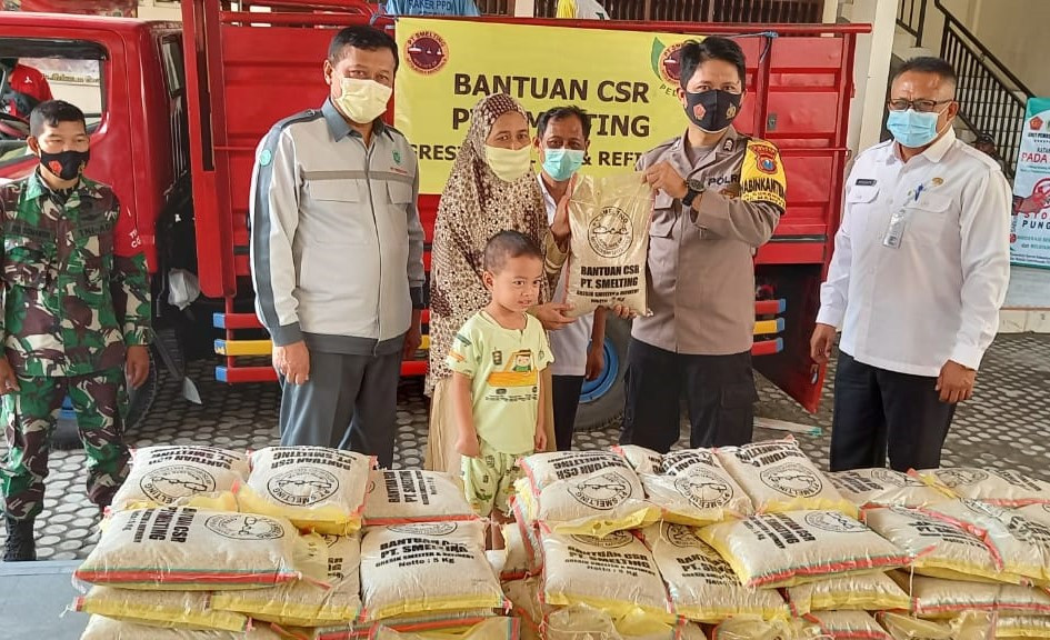 PT Smelting salurkan beras kepada warga Gresik. (Foto: Istimewa)