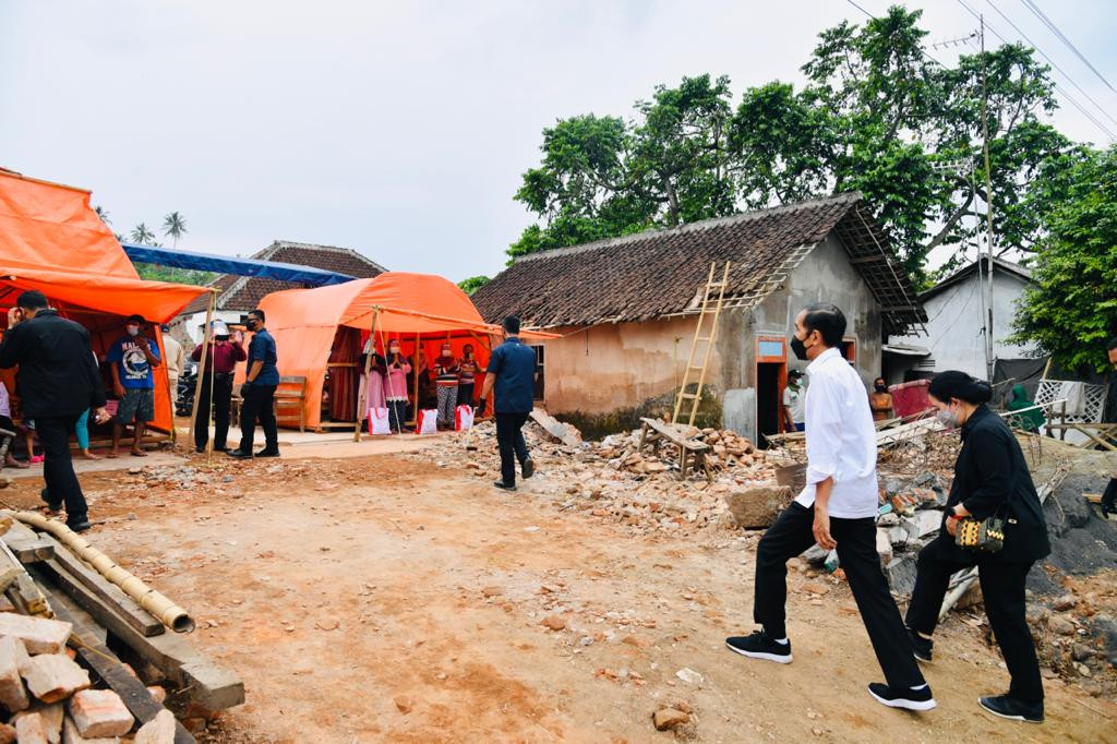 Presiden meninjau korban gempa di Malang. (Foto: Setpres)