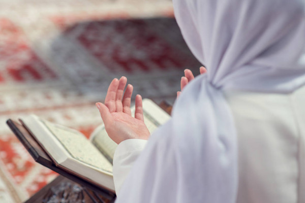 Musliman berdoa setelah mengaji Al-Quran. (Foto: Istimewa)