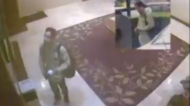 Rekaman CCTV memperlihatkan seorang pria diduga mantan Sekretaris Front Pembela Islam (FPI) check in di hotel. Video diunggah akun boratCorleone (Bakoeljamu). (Foto: Tangkapan layar)