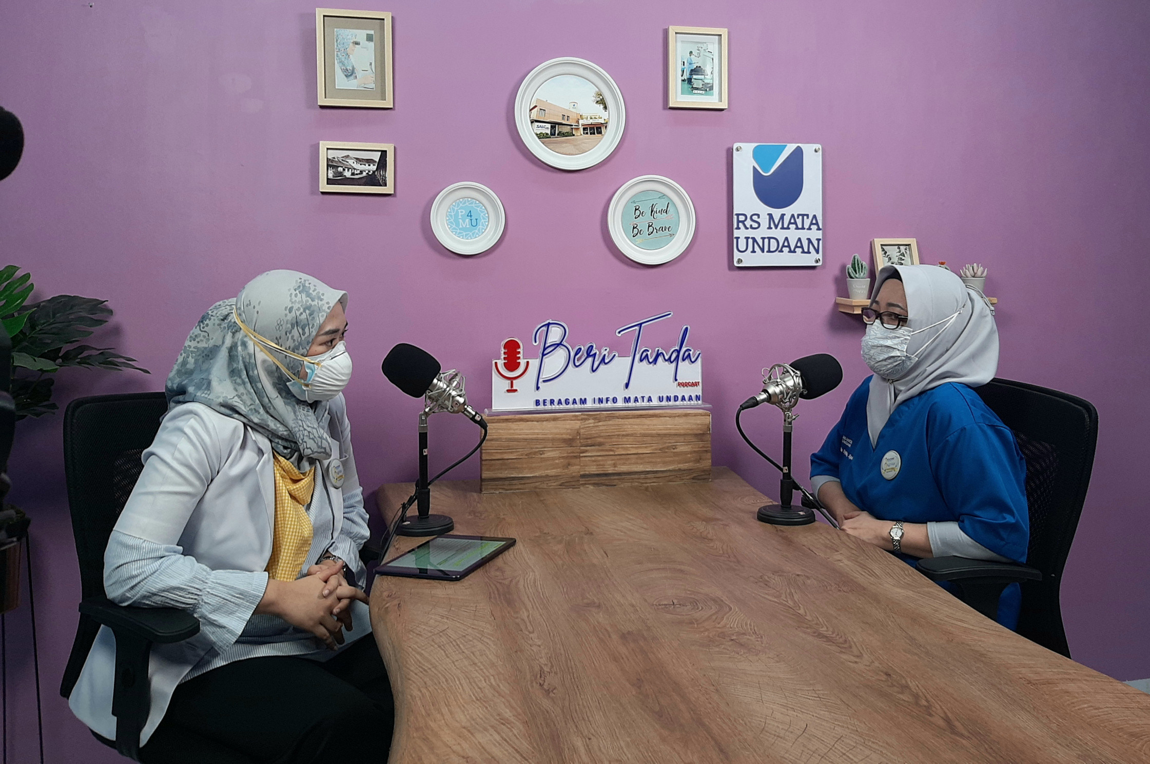 Dokter RS Mata Undaan, dr Ria Sylvia dalam podcast Beri Tanda acara Vitual Expo RS Mata Undaan. (Foto: Pita Sari/Ngopibareng.id)