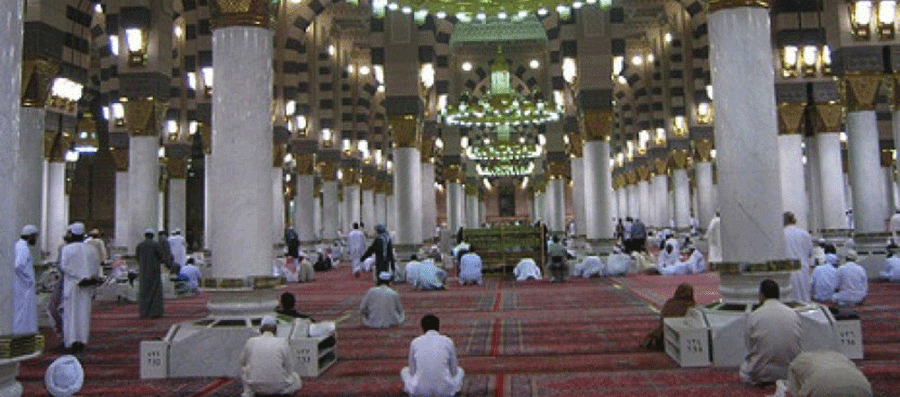 Umat Islam sedang beri'tikaf di Masjid Nabawi, Madinah. (Foto: Istimewa)