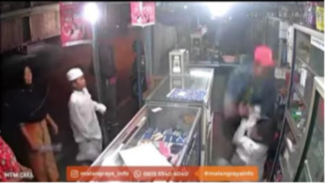 Tangkapan layar video pemukulan oleh pria di Kota Malang kepada tunangannya (instagram: malangraya_info)
