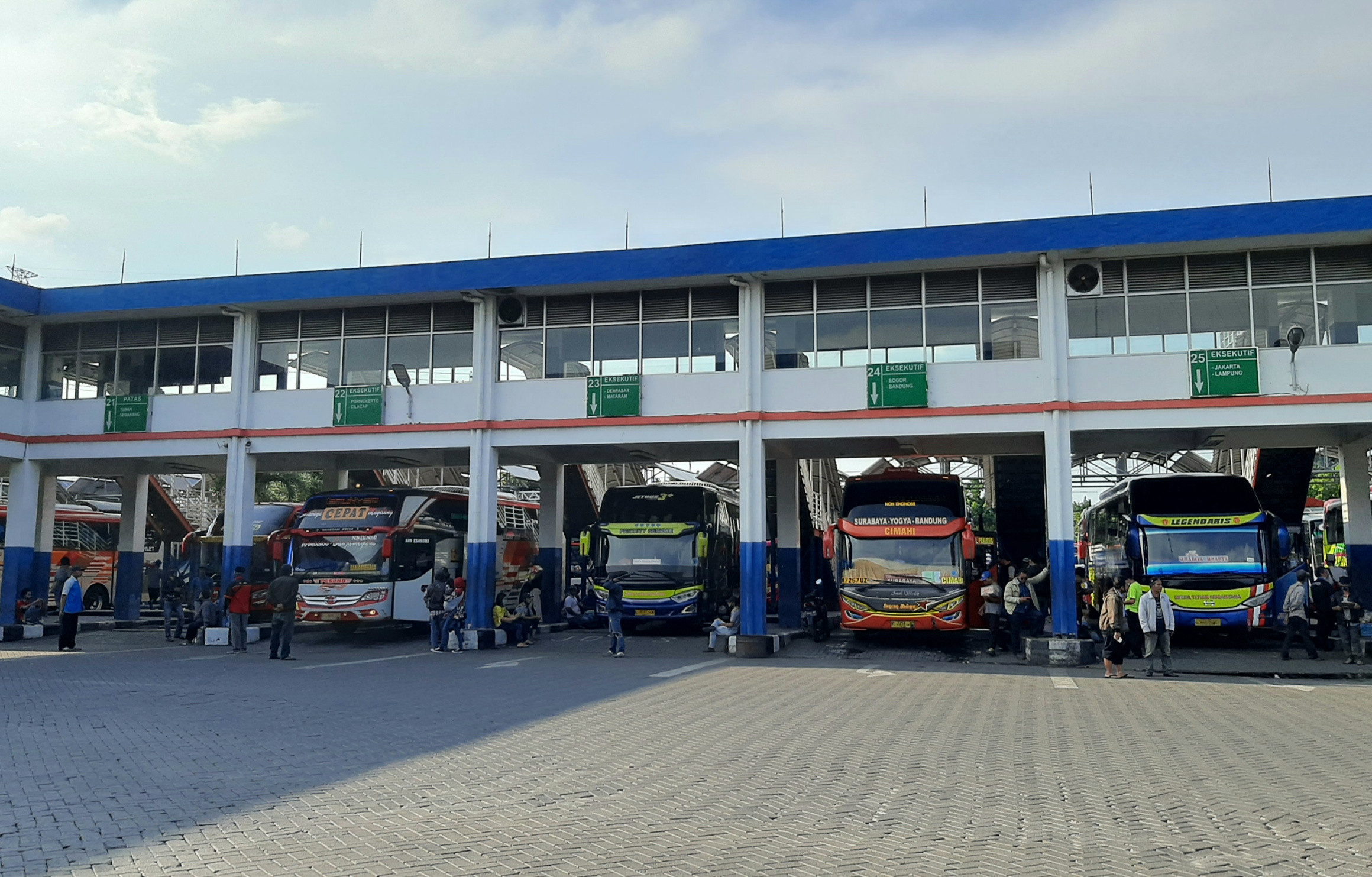 Suasana Terminal Purabaya Surabaya alias Bungurasih sepi penumpang, Jumat 30 April 2021. (Foto: Pita Sari/Ngopibareng.id)