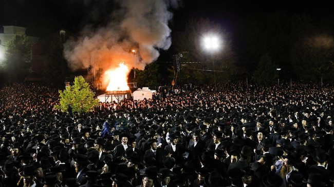 Puluhan ribu warga Yahudi di Israel berziarah ke makam ahli Talmud di abad kedua, Rabi Shimon Bar Yochai, di Merlon. (Foto: afp)