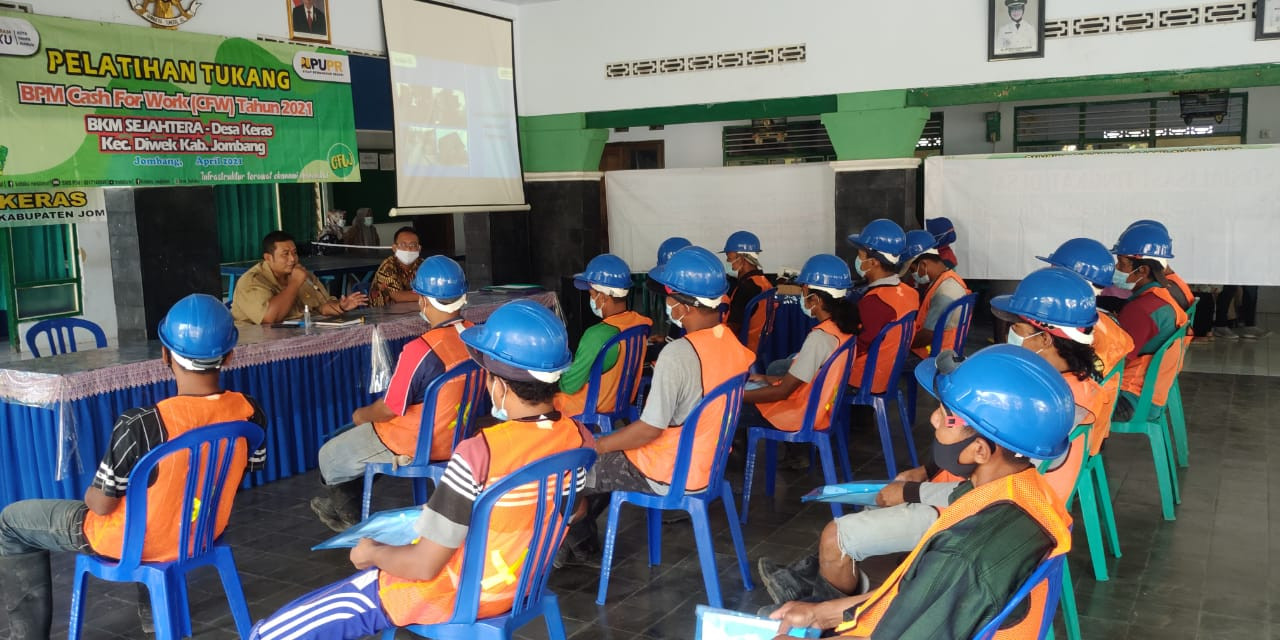 Peningkatan kapasitas dalam bentuk pelatihan yang diikuti sekira 15 tukang bangunan dalam program KOTAKU Kementerian PUPR di Balai Desa Keras, Kecamatan Diwek. (Foto: Mardiansyah Triraharjo/Ngopibareng.id)
