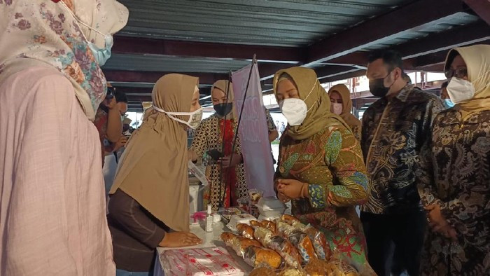 Walikota Mojokerto, Hj Ika Puspitasari (tengah) saat meninjau bazaar murah di rest area Gunung Gedangan, Kota Mojokerto. (Foto: Deni Lukmantara/Ngopibareng.id)