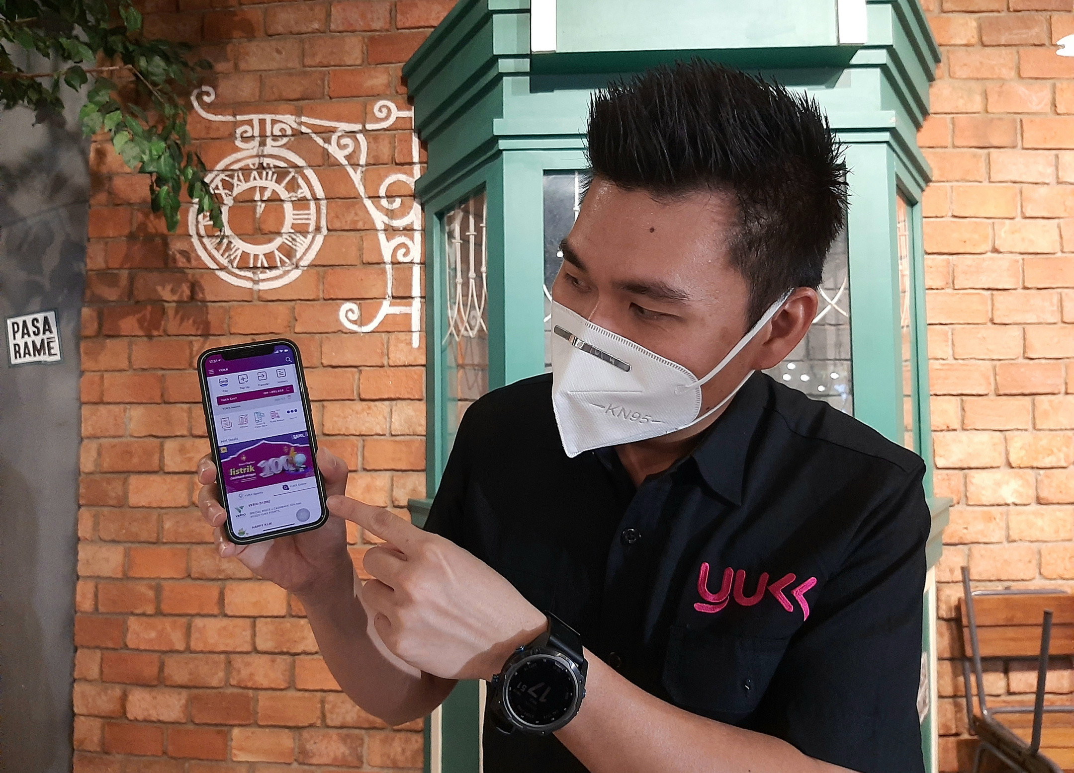 Stevanus Rahardja, Co-Founder sekaligus CEO PT Yukk Kreasi Indonesia saat menunjukan aplikasinya (Foto: Pita Sari/Ngopibareng.id)