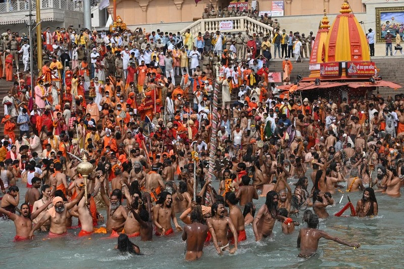 Ritual mandi bersama di Sungai Gangga, masyarakat India mengabaikan protokol kesehatan. (Foto: Istimewa)