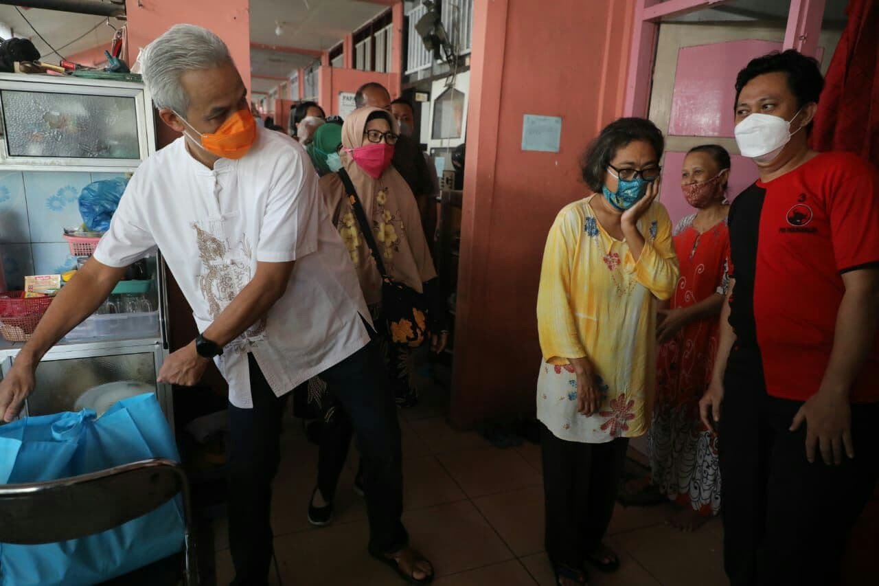 Gubernur Jawa Tengah Ganjar Pranowo bagikan sembako di sejumlah buruh penghuni rusun di Jawa Tengah. (Foto: Istimewa)