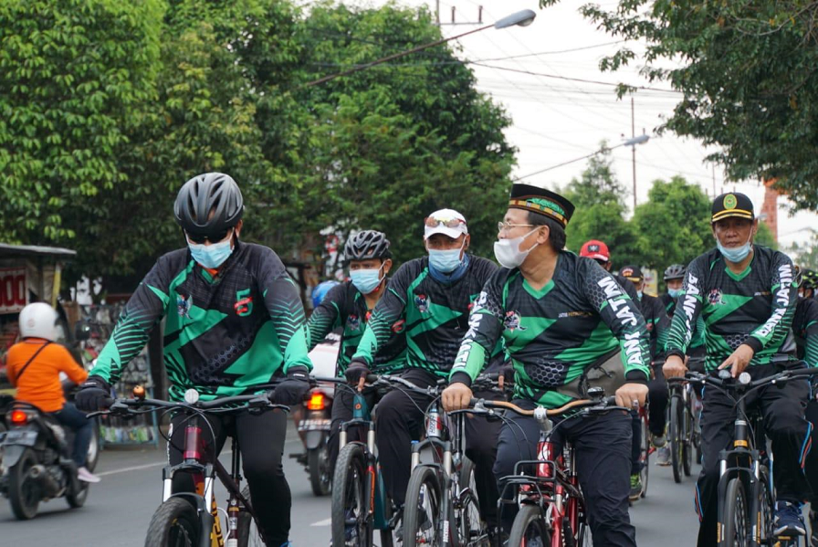 Tak hanya gowes saja tapi anggota Lodeh Cycling Club Indonesia juga melakukan bakti sosial.
