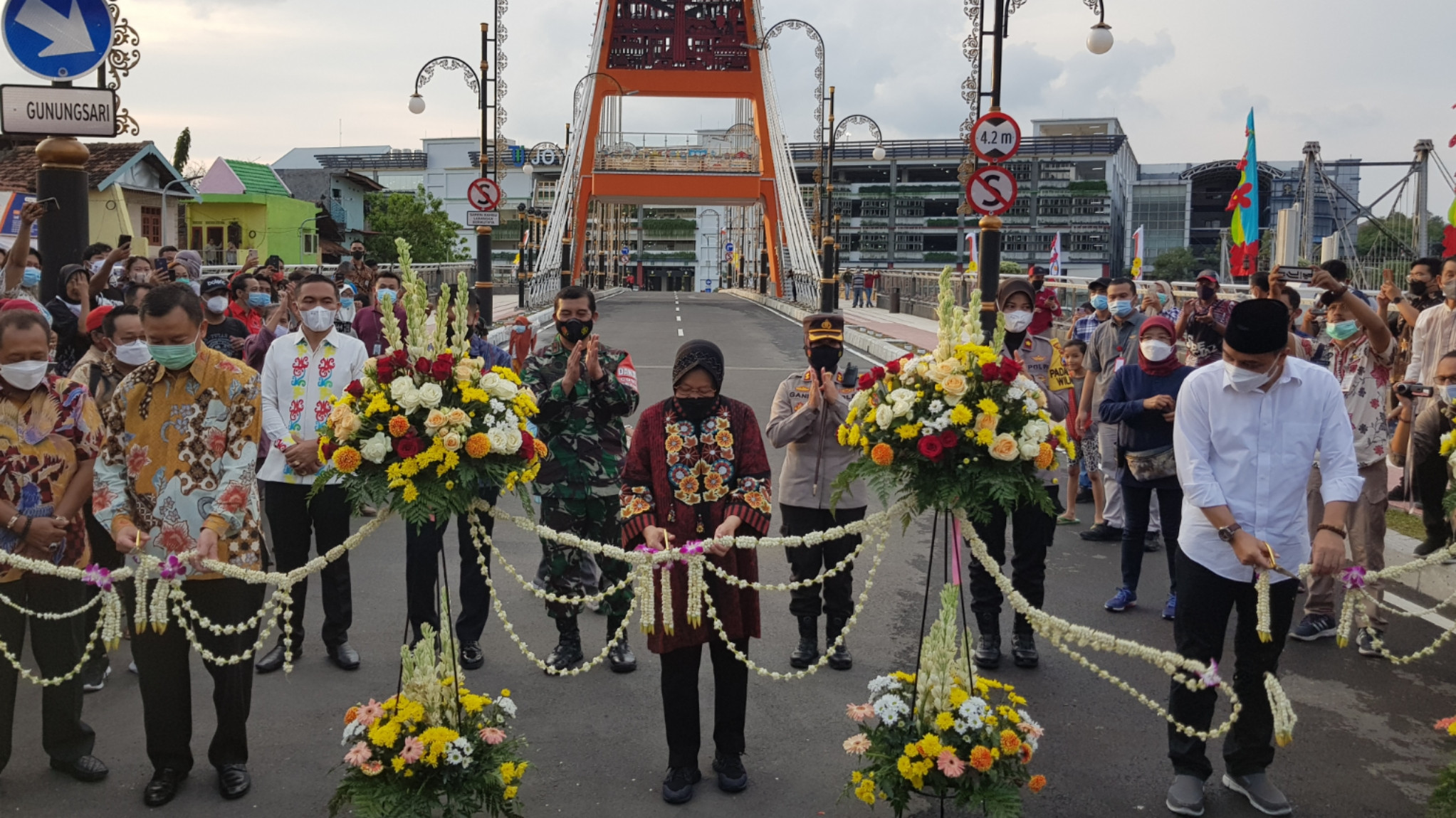 Mensos RI Tri Rismaharini (tengah) bersama dengan Walikota Surabaya Eri Cahyadi meresmikan Jembatan Sawunggaling, Surabaya, Sabtu 1 Mei 2021. (Foto: Fariz Yarbo/Ngopibareng.id)