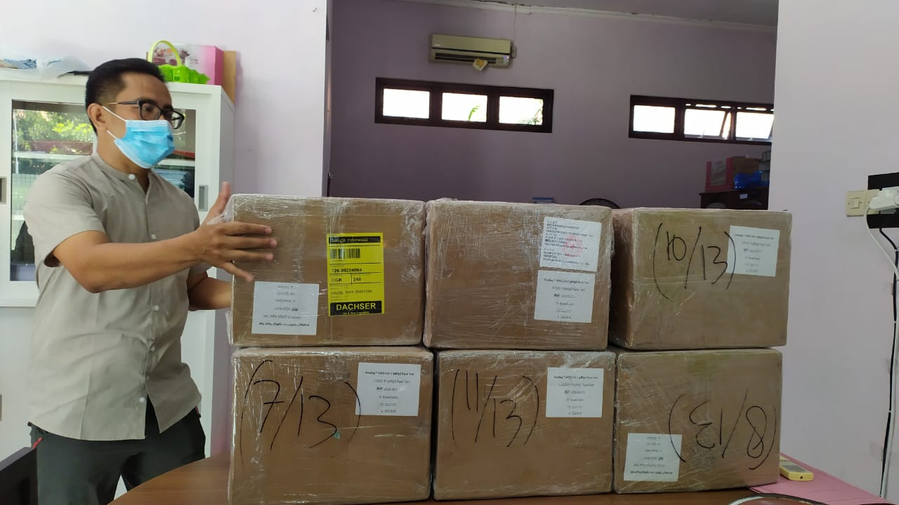 Petugas Dinas Kesehatan Kabupaten Mojokerto menerima kedatangan ribuan alat rapid test antibodi. (Foto: Deni Lukmantara/Ngopibareng.id)