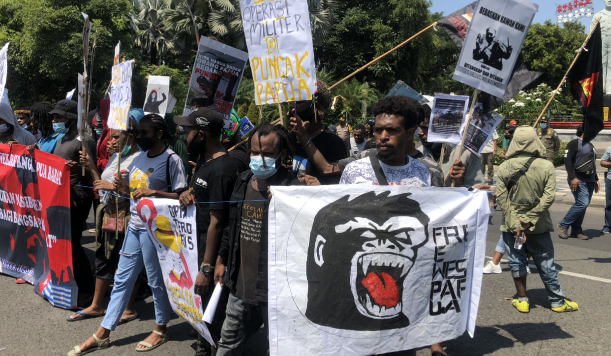 Puluhan mahasiswa Papua yang menggelar demo di depan Grahadi (Foto: Andhi Dwi/Ngopibareng.id)