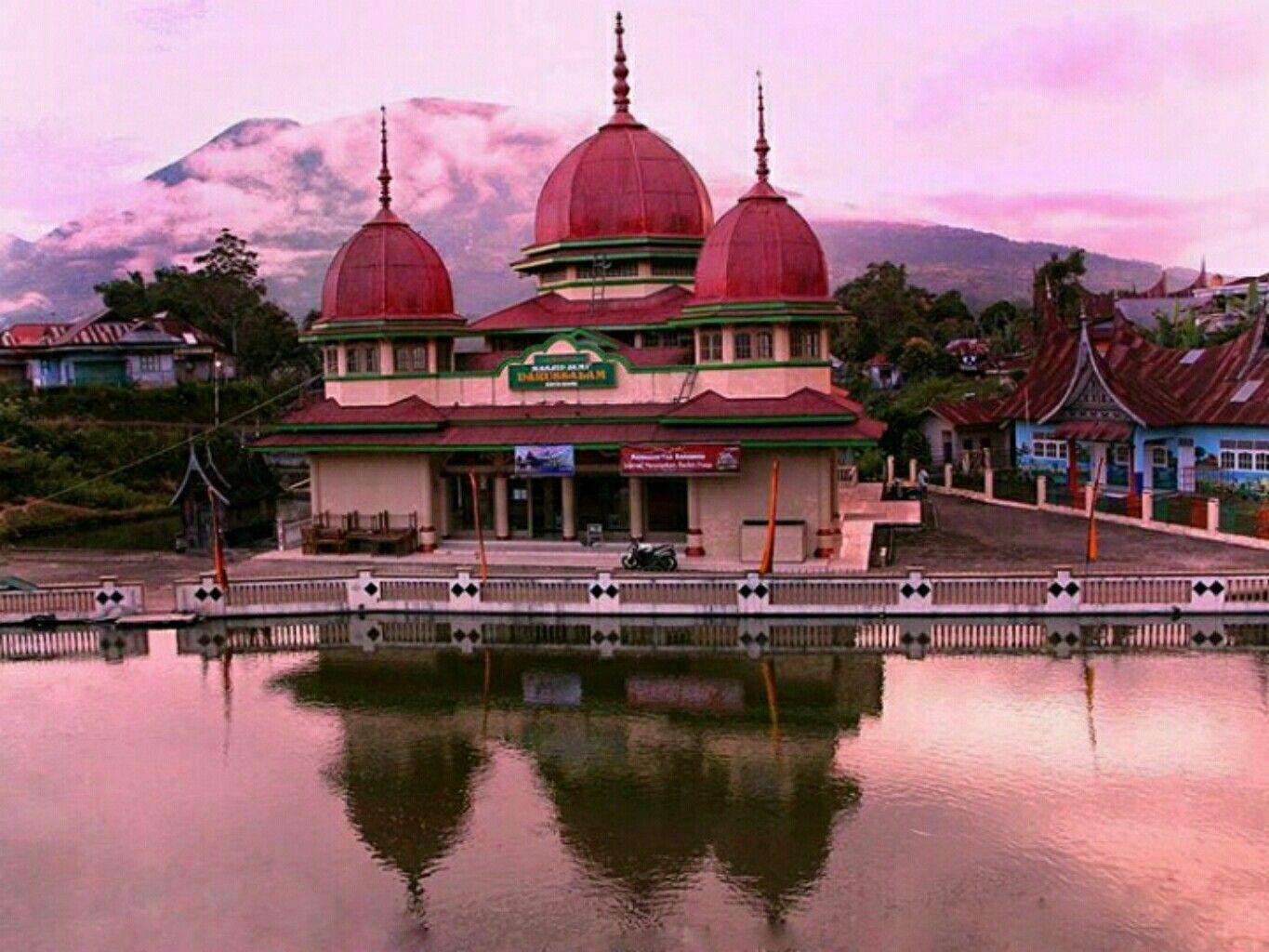 Masjid Jami' Darussalam, Koto Baru, Bukittinggi, Sumatera Barat. (Foto: travellers)