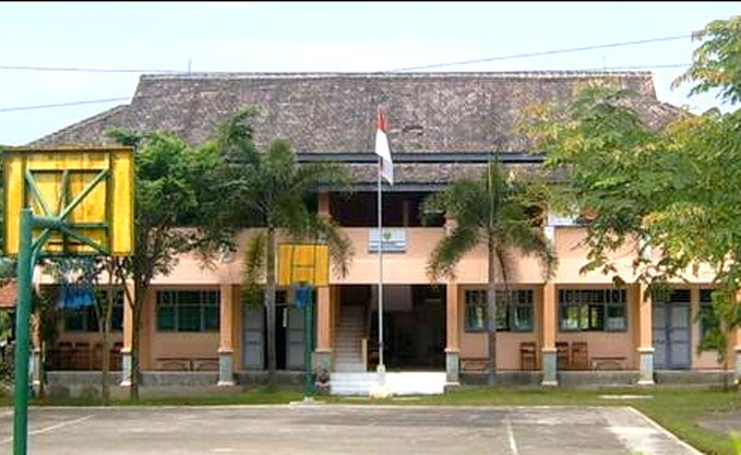 Eks gedung Akademi Keperawatan Universitas Bondowoso dekat RSUD dr. Koesnadi menjadi tempat karatina dua pekeja migran pulang dari Malaysia. (foto: guido/ngopibareng.id)