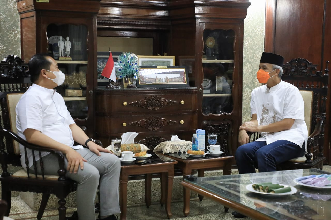 Duta Besar Indonesia untuk Turki, Lalu Muhammad Iqbal saat bertemu dengan Gubernur Jateng Ganjar Pranowo di rumah dinas Puri Gedeh Kota Semarang, Sabtu, 1 Mei 2021 malam. (Foto: Dok Jateng)