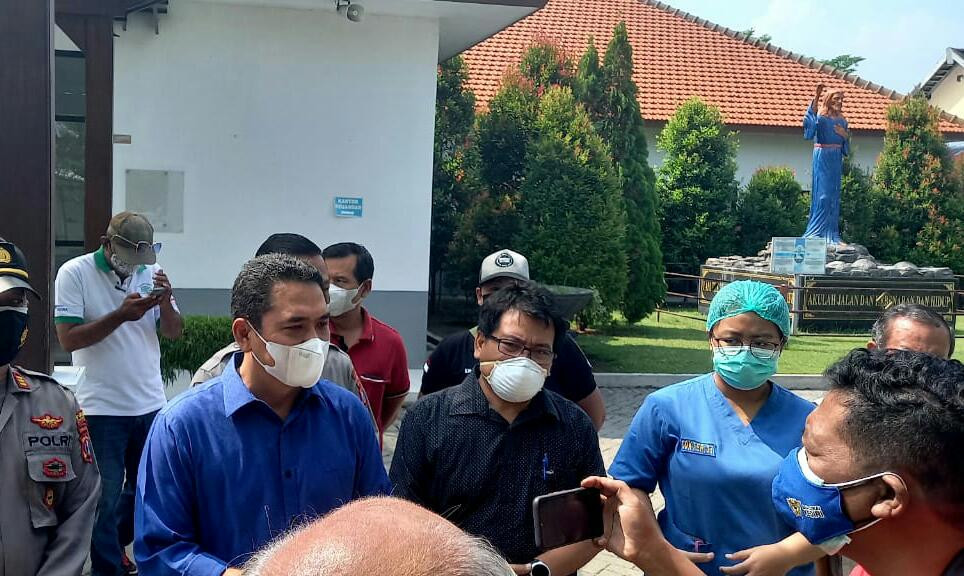 Wakil Bupati Jombang Sumrambah saat berada di RSK Mojowarno untuk menjenguk karyawan PT Venesia Footwear korban keracunan menu buka puasa. (Foto: Istimewa)