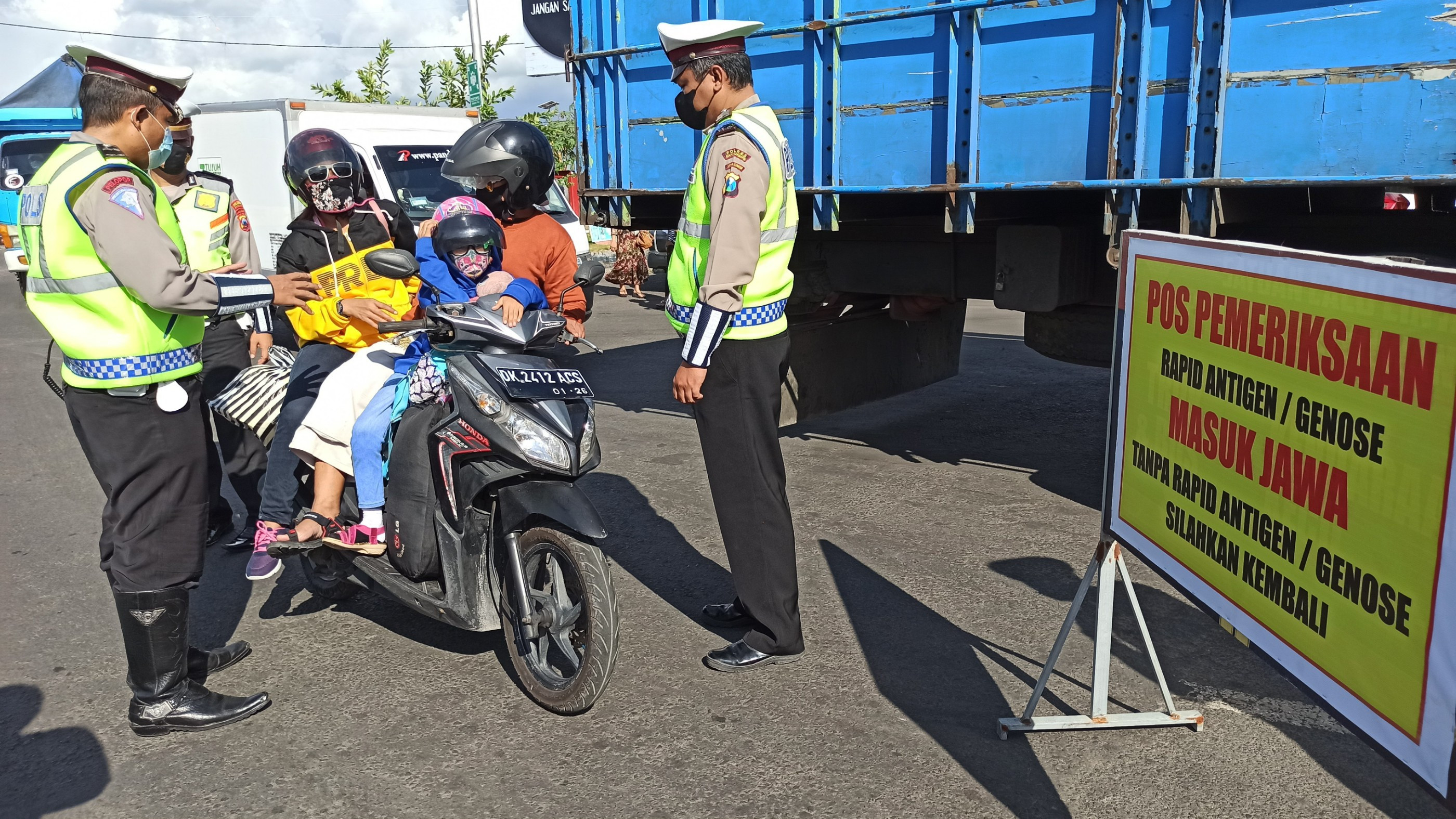Petugas Kepolisian dari Polresta Banyuwangi memeriksa pemudik asal Bali yang masuk ke Jawa Timur melalui Pelabuhan Ketapang Banyuwangi, Jawa Timur. (Foto: Muh Hujaini/Ngopibareng.id)