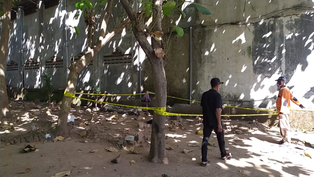 Polisi selidiki temuan janin yang dibungkus kresek dimakam di pemakaman umum Mojosari. (Foto: Deni Lukmantara/Ngopibareng.id)