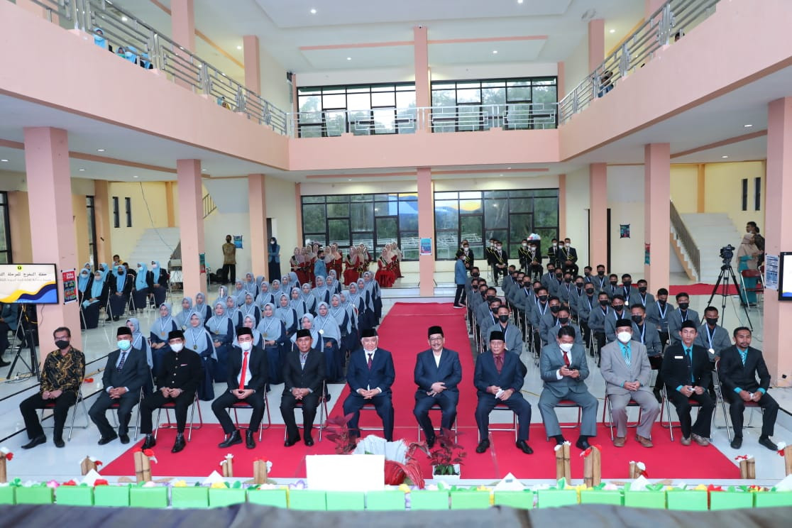 Wakil Menteri Agama hadisi wisudawan SMP dan SMA Pesantren Modern Internasional Dea Malela di Sumbawa. (Foto:Istimewa).
