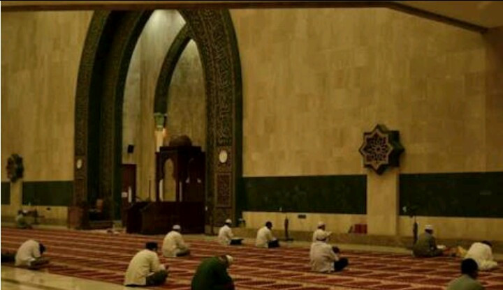 Berdoa di masjid, seraya beri'tikaf selama bulan Ramadhan. (Foto: Istimewa)