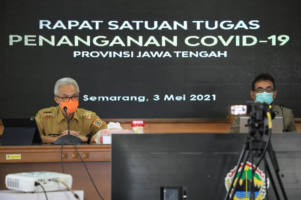 Gubernur Jawa Tengah Ganjar Pranowo tertibkan penerapan protokol kesehatan pada pasar kaget, sepekan sebelum lebaran. (Foto: Istimewa)