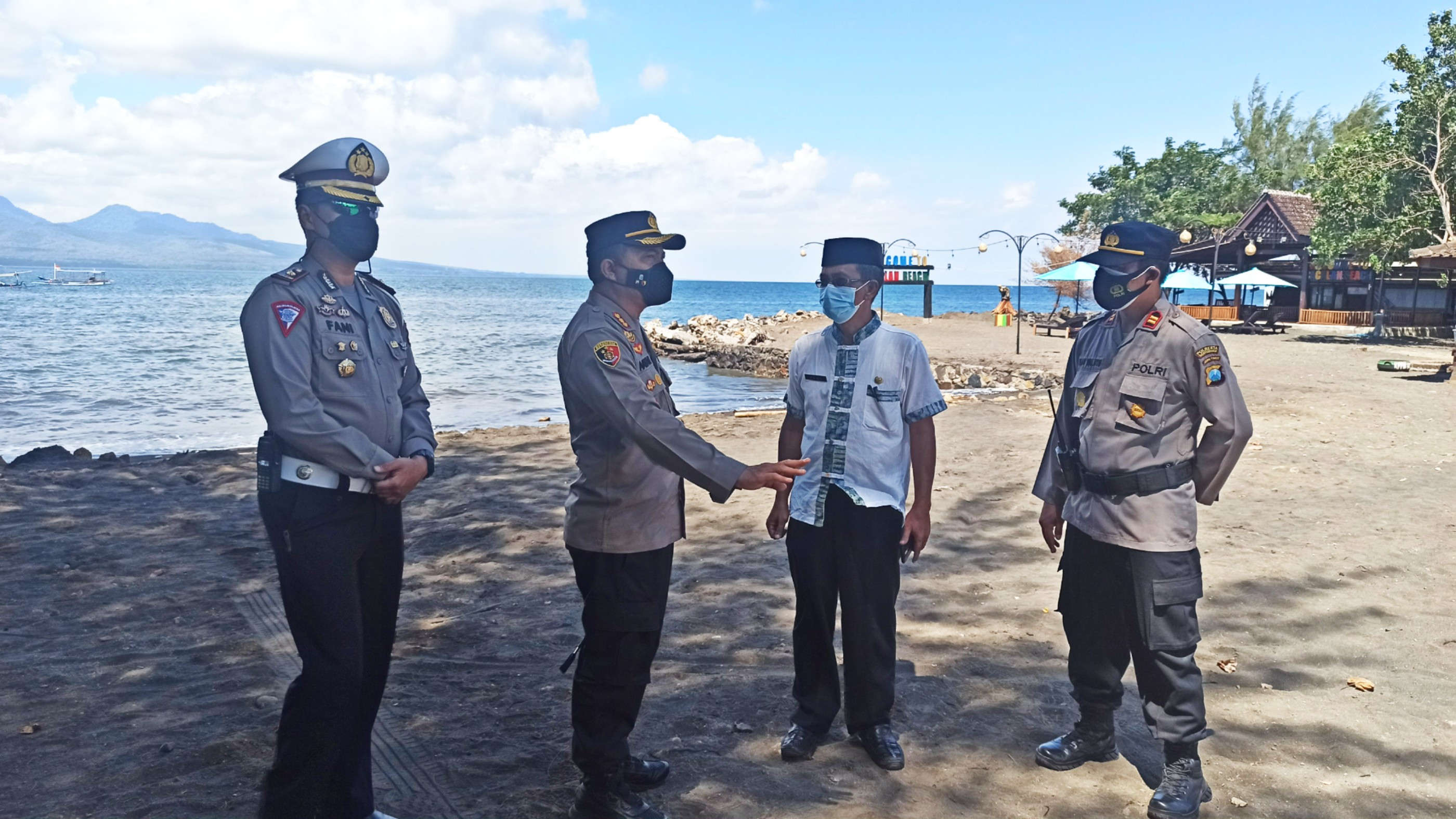 Kapolresta Banyuwangi berdiskusi dengan anggota Kelompok Sadar Wisata (Pokdarwis) di salah satu Pelabuhan Rakyat berkaitan dengan penyekatan arus mudik. (Foto: Muh Hujaini/Ngopibareng.id)