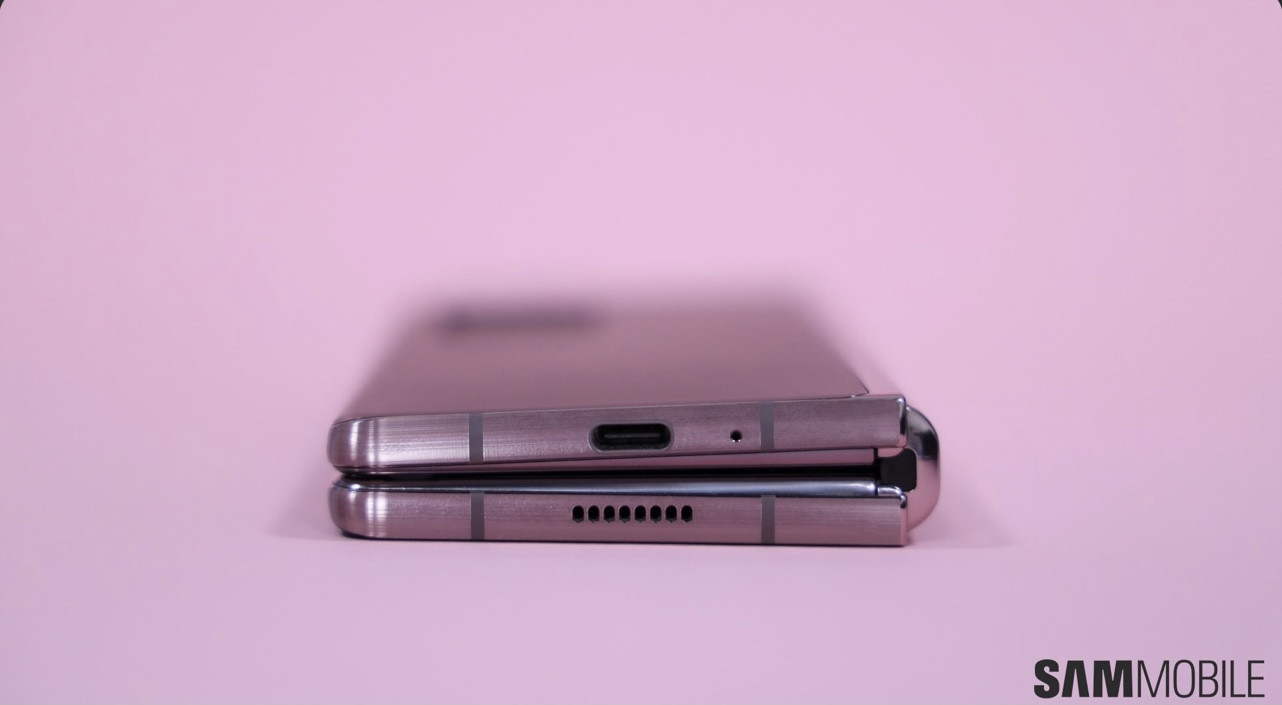 Penampakan Ponseli Samsung Galaxy Z Fold 3.