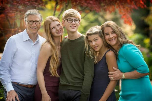 Pasangan Bill Gates dan Melinda Gates bersama ketiga anak mereka. (Foto: Twitter)