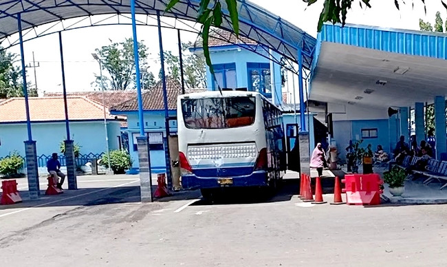 Layangan bus AKAP dan AKDP di Terminal Bondowoso selama larangan mudik lebaran pada 6-17 Mei 2021 dihentikan sementara. (Foto: Guido Saphan/Ngopibareng.id)