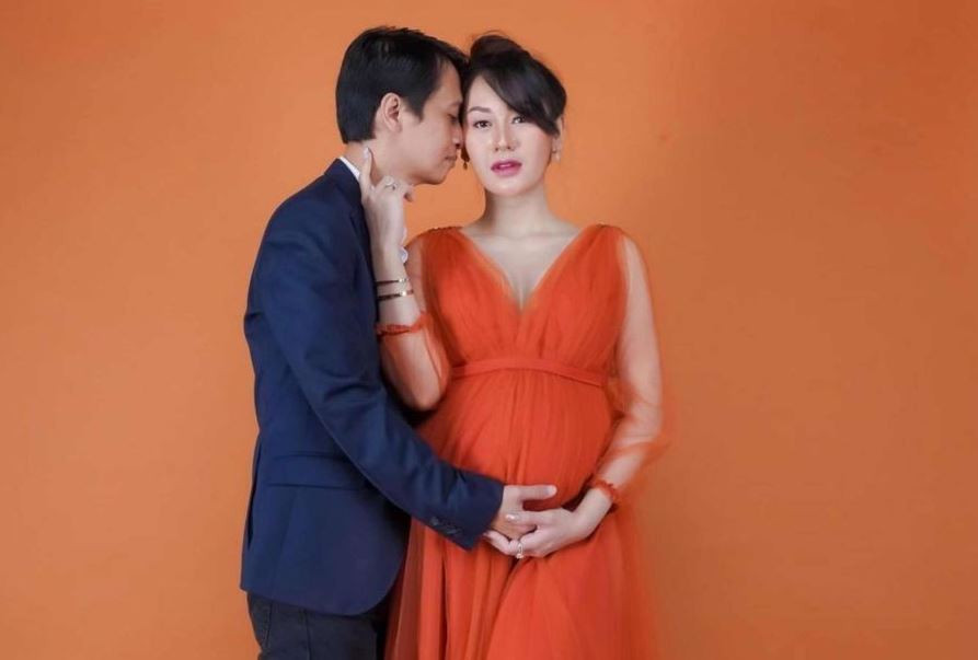 Rizuka Amor bersama suami sirinya, Handyana, saat pemotretan kehamilan atau maternity. (Foto: Instagram)