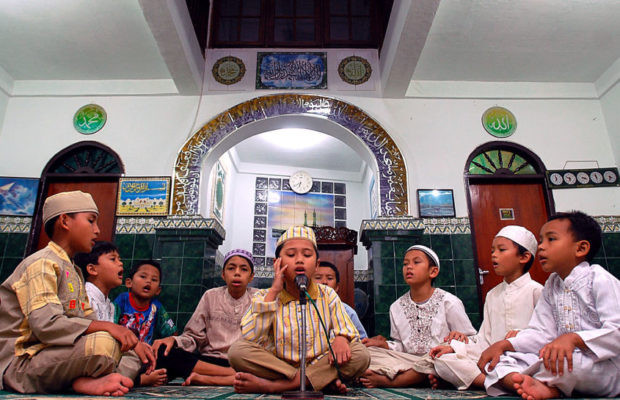 Takbir Keliling memang kebahagiaan tersendiri bagi anak-anak dalam syiar islam. Sayang, tahun ini masih dalam situasi pandemi Covid-19, sehingga Takbir Idul Fitri dilaksanakan di masjid dan musalla. (Foto: Istimewa)