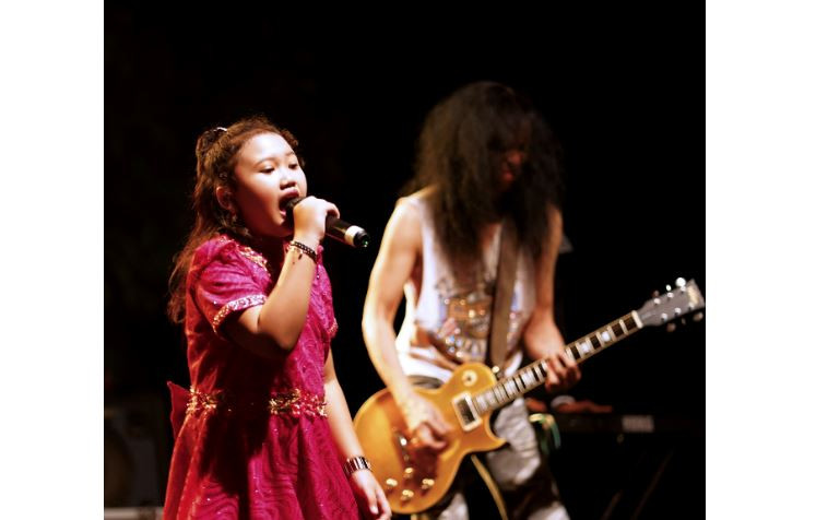 John Paul Ivan, eks gitaris band metal Boomerang berkolaborasi dengan penyanyi cilik asal Klaten, Prisa Putrialina. (Foto: Dok. FMK)