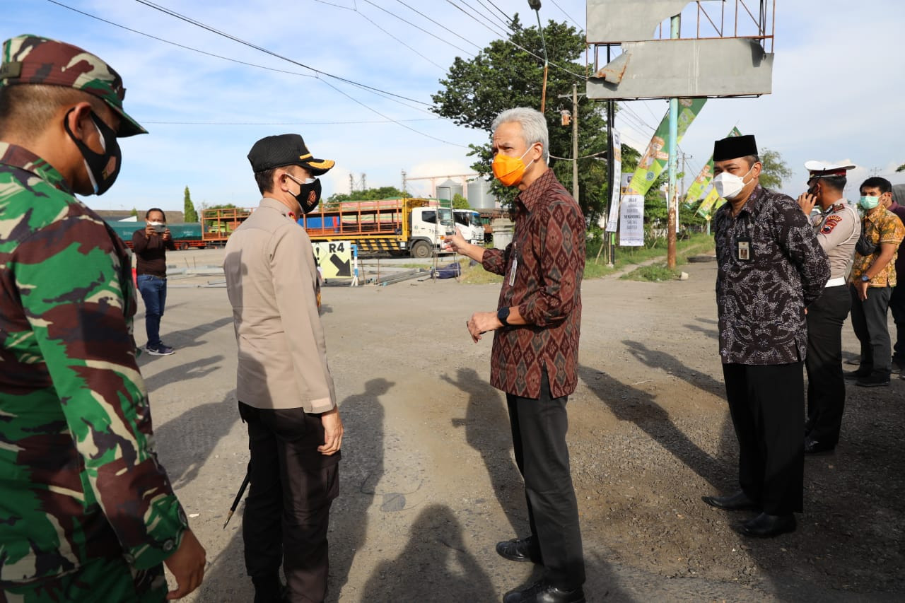 Ganjar melakukan pengecekan pemudik di pintu masuk Jawa Tengah. (Foto: Dok Jateng)