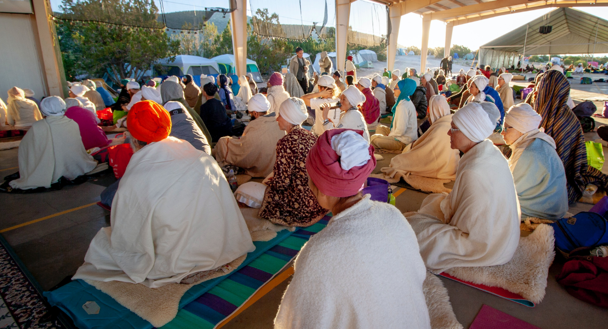 Ilustrasi kumpulan orang berpuasa dan menunggu azan magrib. (Foto: unsplash.com)