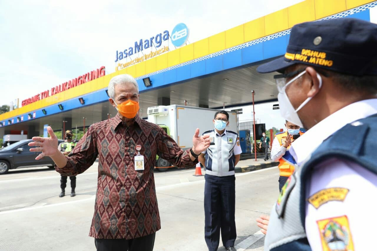 Gubernur Jawa Tengah Ganjar Pranowo memantau penyekatan arus mudik lebaran 2021. (Foto: istimewa)