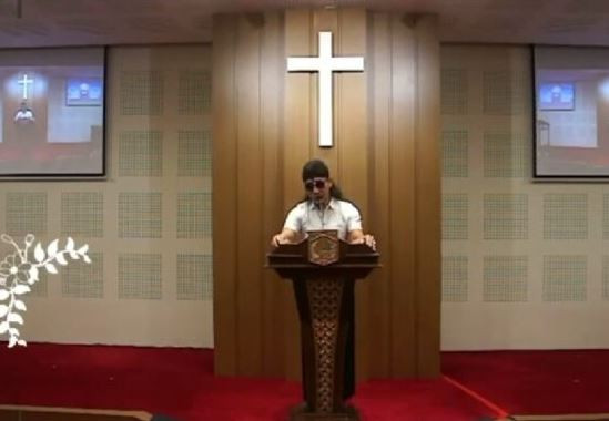 Gus Miftah membacakan orasi kebangsaan di altar dengan latar belakang salib yang kemudian jadi kontroversi. (Foto: Instagram @gusmiftah)