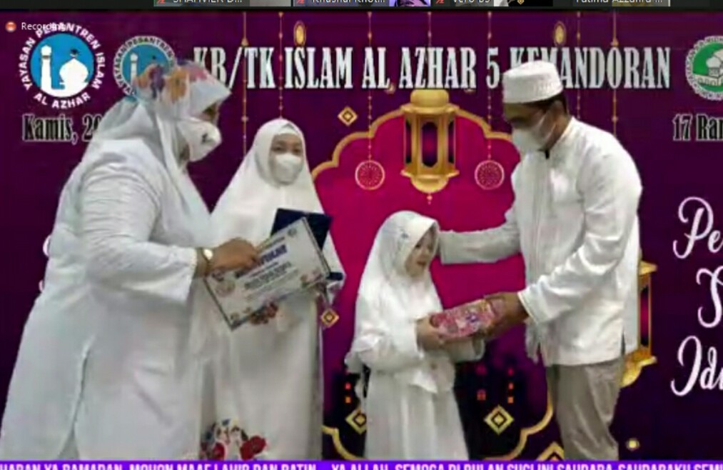 Alesha Khayla Azzahra, siswi kelas B2 TK Al Azar Jakarta 5 Kemandoran menerima penghargaan dari Kepala Sekolah Musani. (Foto: istimewa)