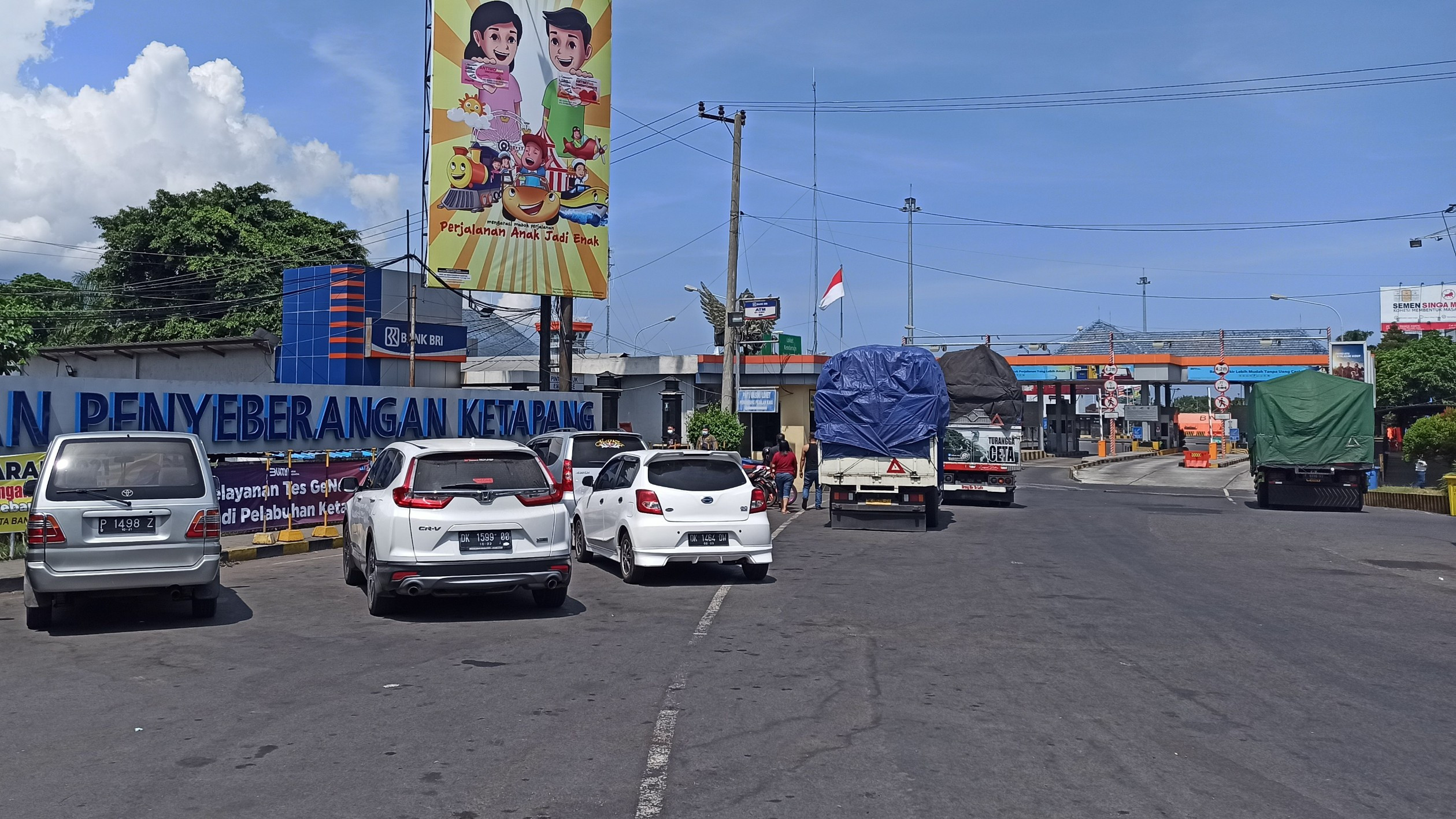 Aktivitas di Pelabuhan Penyeberangan Ketapang, Banyuwangi. Pelabuhan ini merupakan pintu masuk dari Bali menuju Pulau Jawa. (Foto:Muh Hujaini/Ngopibareng.id)