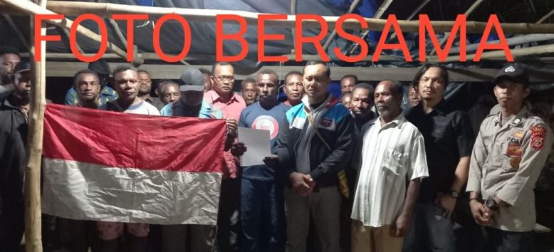 Gubernur Negara Republik Federal Papua Barat (NRFPB) Wilayah Mepago, Alex Hamberi dan anggotanya menyerahkan diri dan menyatakan setia kepada Negara Kesatuan Republik Indonesia (NKRI). (Foto: Istimewa)