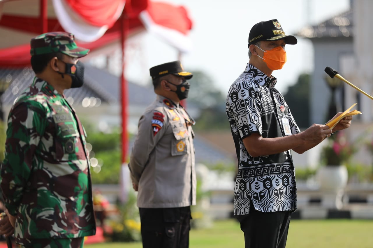 Gubernur Jawa Tengah Ganjar Pranowo usai memimpin Apel Gelar Pasukan Operasi Ketupat Candi 2021, di halaman Mapolda Jateng, Rabu 5 Mei 2021. (Foto: Istimewa)