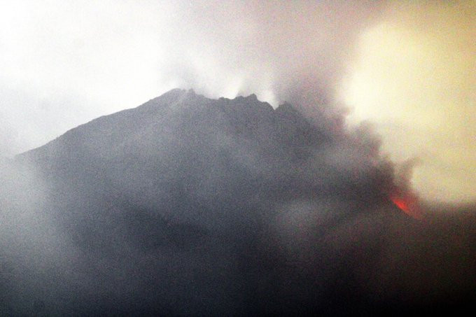 Penampakan kondisi Gunung Merapi kembali memuntahkan awan panas guguran, pada Selasa 4 Mei 2021 malam. (Foto: Twitter @BPPTKG)