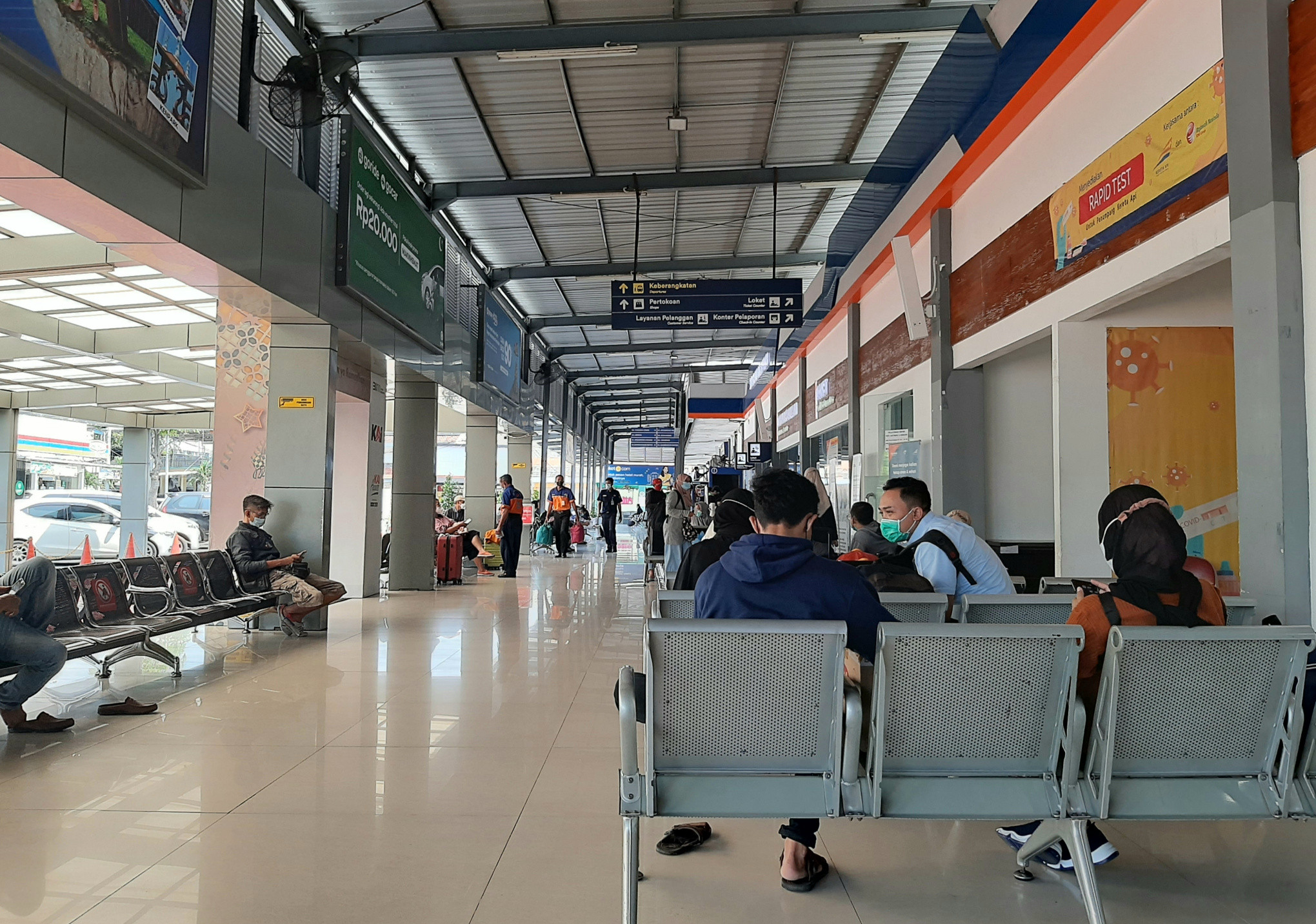 Suasana stasiun Pasar Turi Surabaya yang landai, Rabu 5 Mei 2021 atau H-1 larangan mudik pada 6-17 Mei mendatang. (Foto: Pita Sari/Ngopibareng.id)