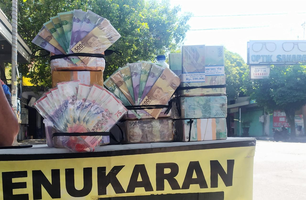 Salah satu jasa penukaran uang baru di Jalan Ahmad Yani Jombang. (Foto: Mardiansyah Triraharjo/Ngopibareng.id)