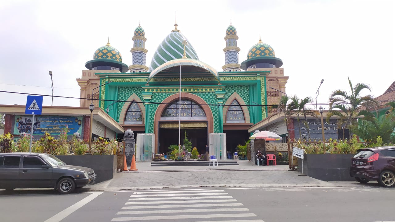 Masjid Agung Al Fattah yang berada di depan alun-alun Kota Mojokerto, Jawa Timur. Potret masjid tampak dari depan. (Foto: Deni Lukmantara/Ngopibareng.id)