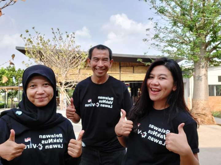Wulan (kiri), Ali Murtadlo, dan Nicky (kanan), relawan vaksin nusantara mandiri dari Surabaya.