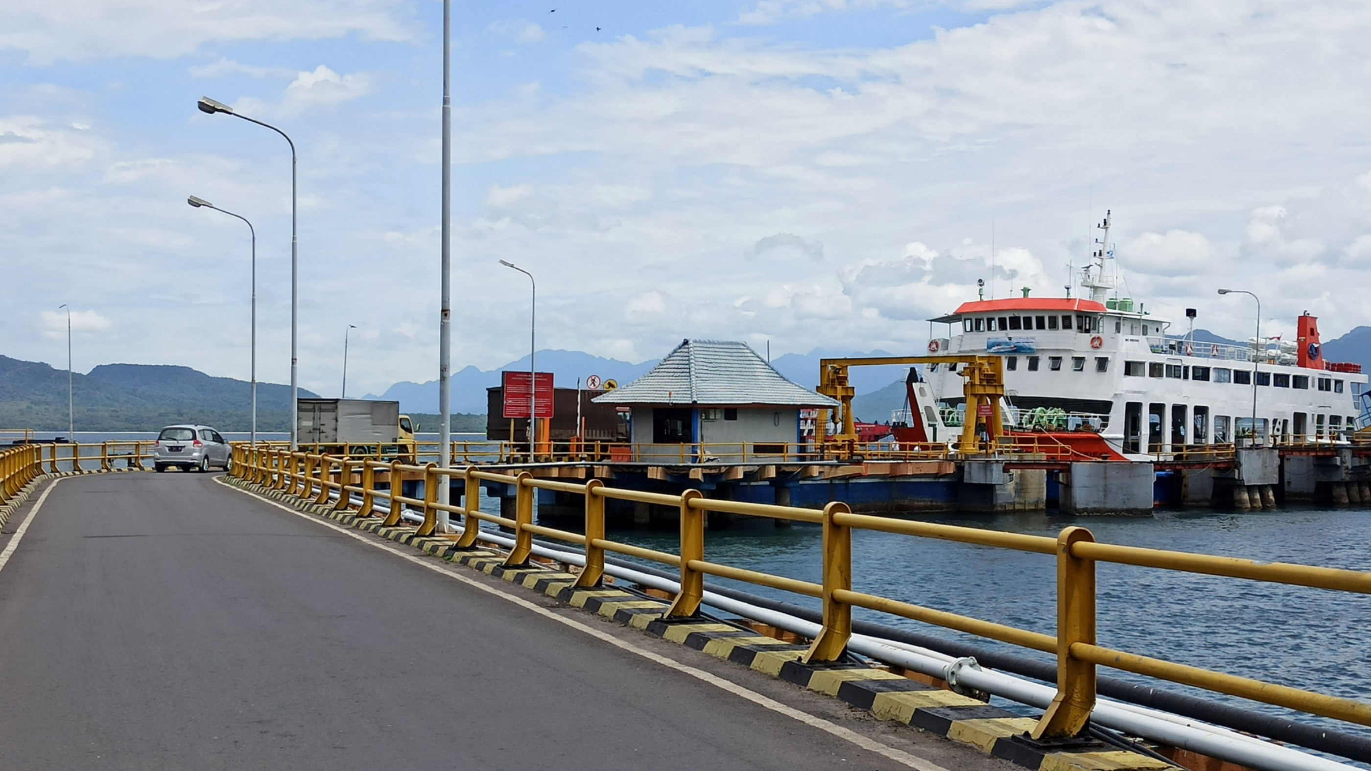 Aktivitas di Pelabuhan Penyeberangan Ketapang. Selama masa larangan mudik tidak ada pengurangan kapal yang beroperasi (foto:Muh Hujaini/Ngopibareng.id)