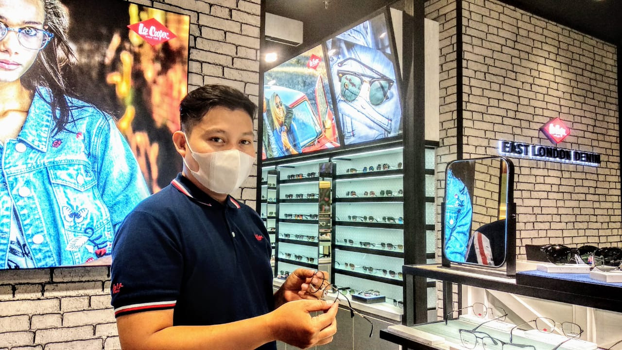Dwi Surya, Supervisor Store Lee Cooper saat menunjukkan koleksi frame yang paling diburu di Ciputra World Surabaya lantai satu. (Foto: Mutqiyyah Rizqi/Ngopibareng.id)